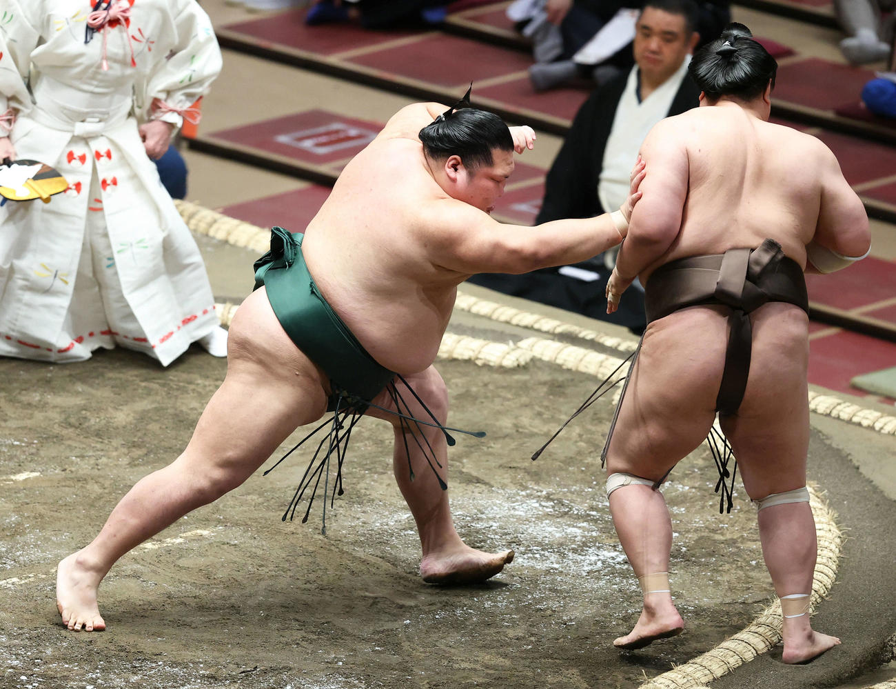 英乃海（右）を突き出しで破る千代大龍（撮影・河田真司）