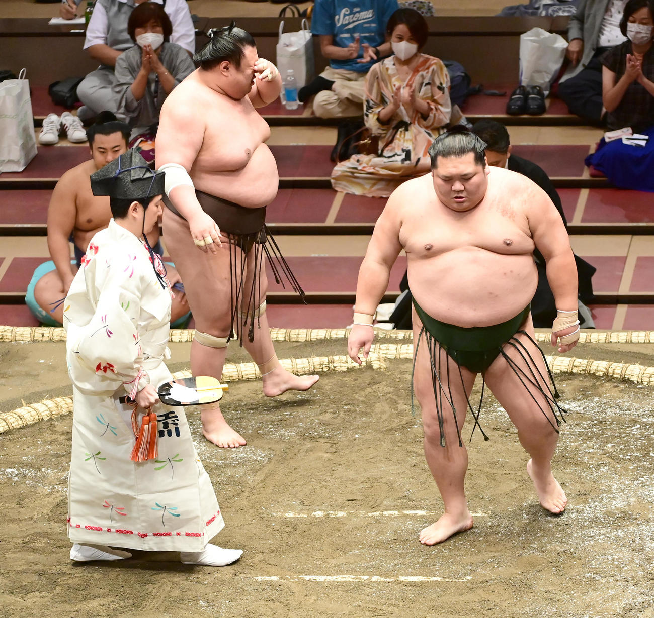 千代大龍（右）は英乃海を突き出しで破る（撮影・小沢裕）