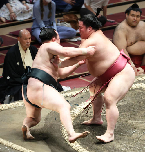 千代翔馬（左）を押し出しで破る大栄翔（撮影・河田真司）