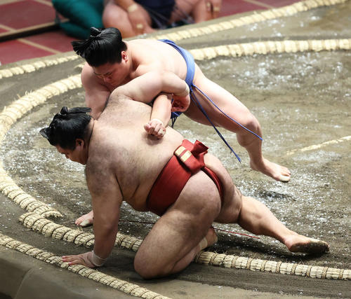 高安（手前）を寄り倒しで破る若隆景（撮影・河田真司）
