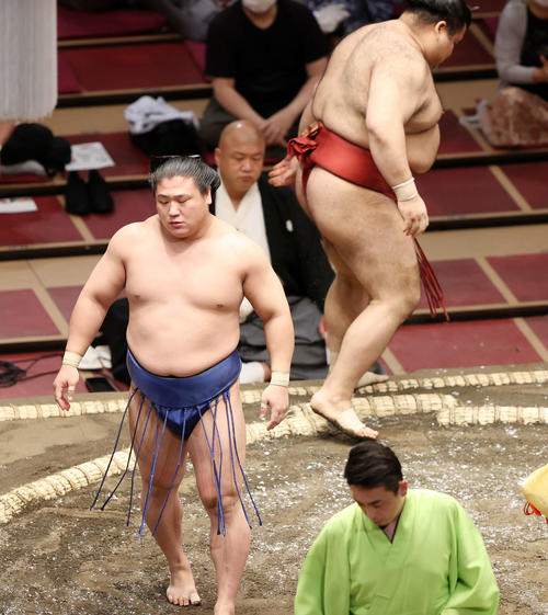 高安（右）を寄り倒しで破った若隆景（撮影・鈴木正人）