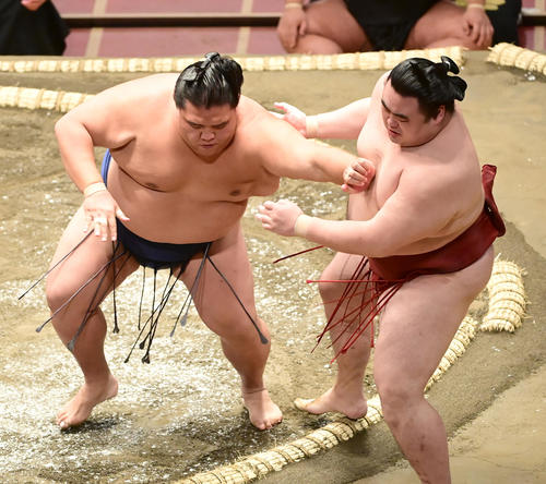 御嶽海（左）は押し出しで隆の勝を破る（撮影・小沢裕）