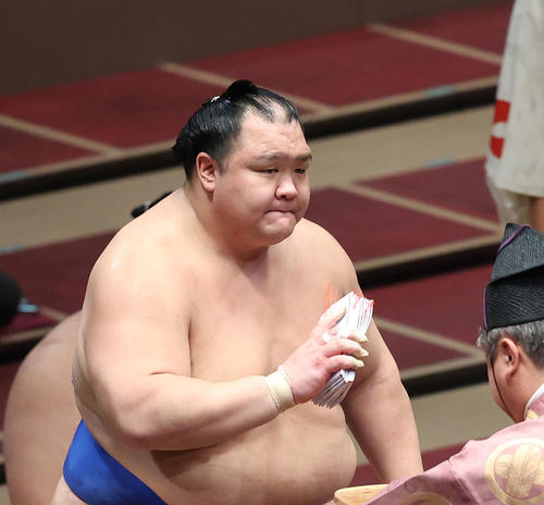 貴景勝を押し出しで破り、懸賞金の束を手にする北勝富士（撮影・河田真司）