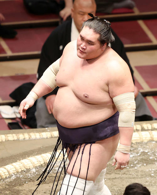 逸ノ城を寄り切りで破った照ノ富士（撮影・鈴木正人）