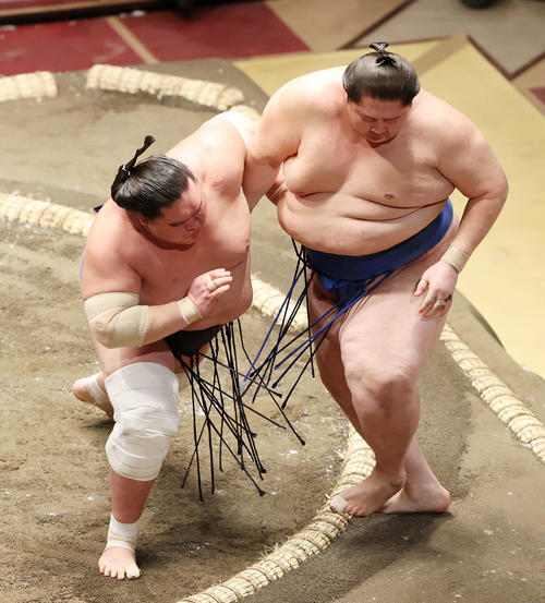 逸ノ城（右）を寄り切りで破る照ノ富士（撮影・鈴木正人）