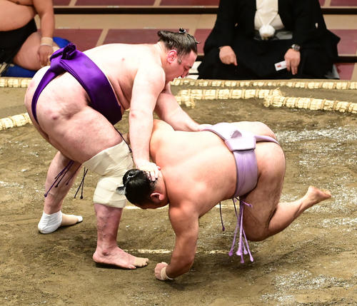 栃ノ心（左）は琴恵光を上手出し投げで破る（撮影・小沢裕）