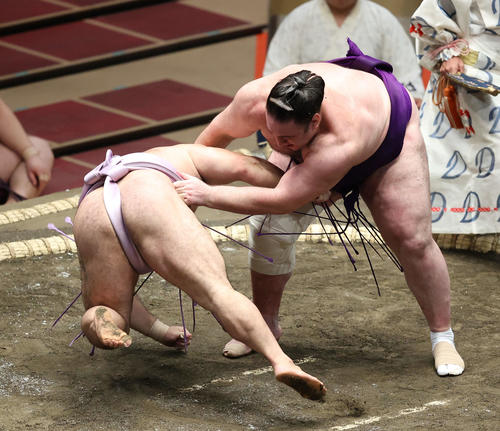 琴恵光（左）を上手出し投げで破る栃ノ心（撮影・河田真司）