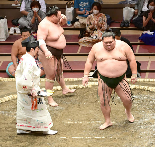 千代大龍（右）は英乃海を突き出しで破る（撮影・小沢裕）