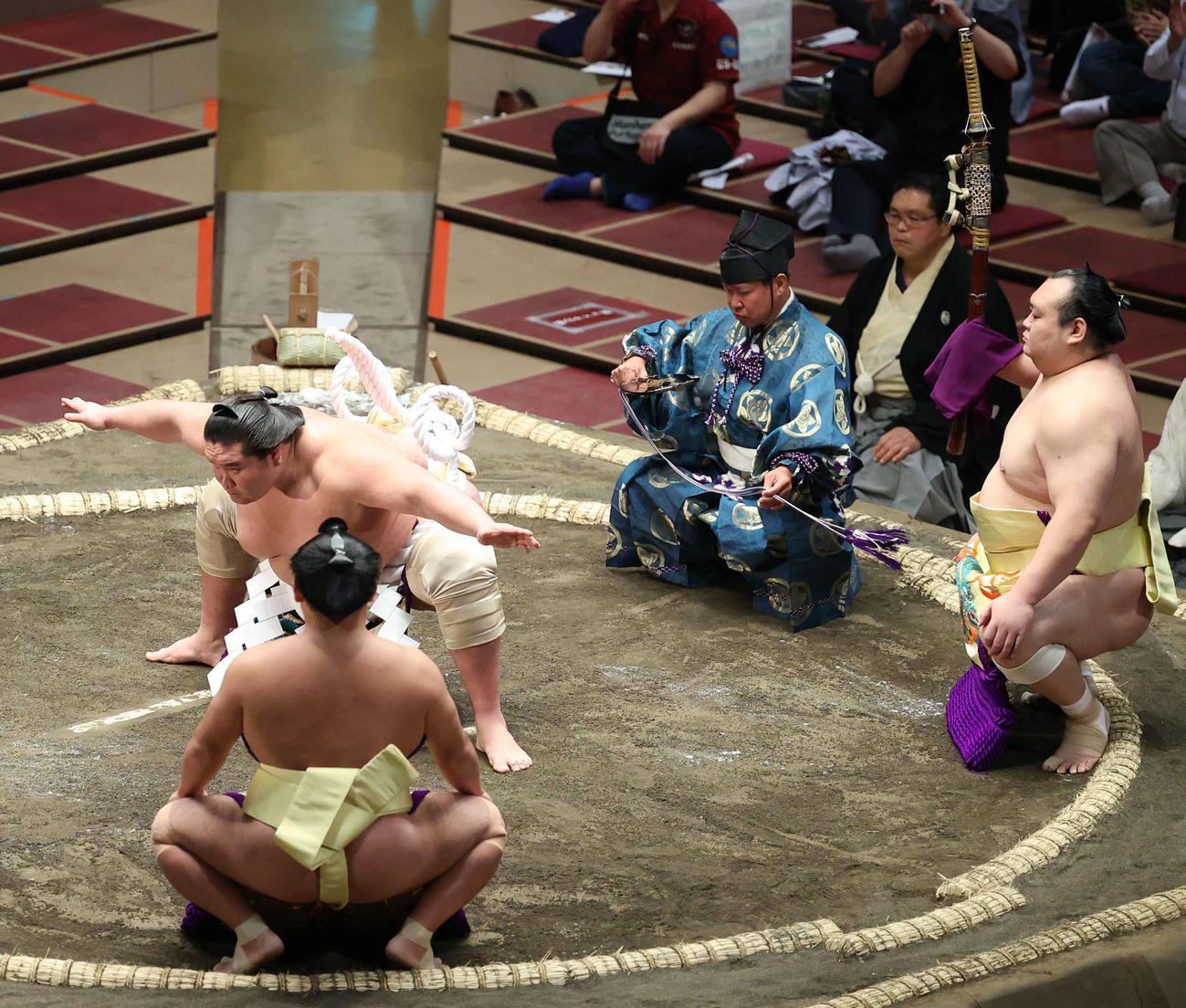 大相撲秋場所初日の横綱照ノ富士の土俵入り（中央）。露払い照強（手前左）太刀持ち宝富士（撮影・河田真司）