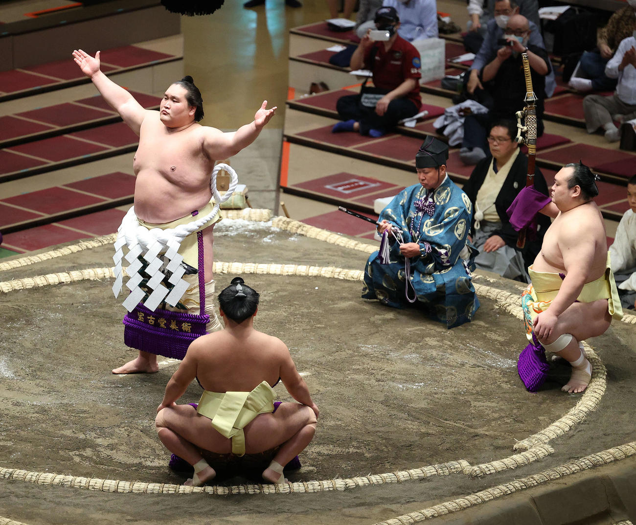 大相撲秋場所初日の横綱照ノ富士の土俵入り（左）。露払い照強（手前左）太刀持ち宝富士（撮影・河田真司）