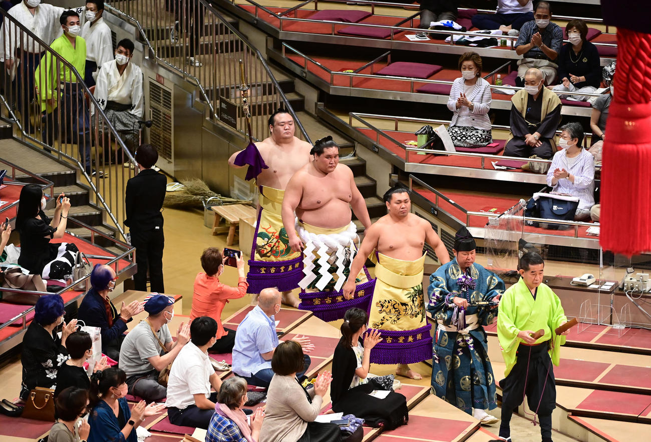 横綱土俵入りに臨む照ノ富士。右から呼出の次郎、行司の式守伊之助、露払いの照強、1人おいて太刀持ちの宝富士（撮影・小沢裕）