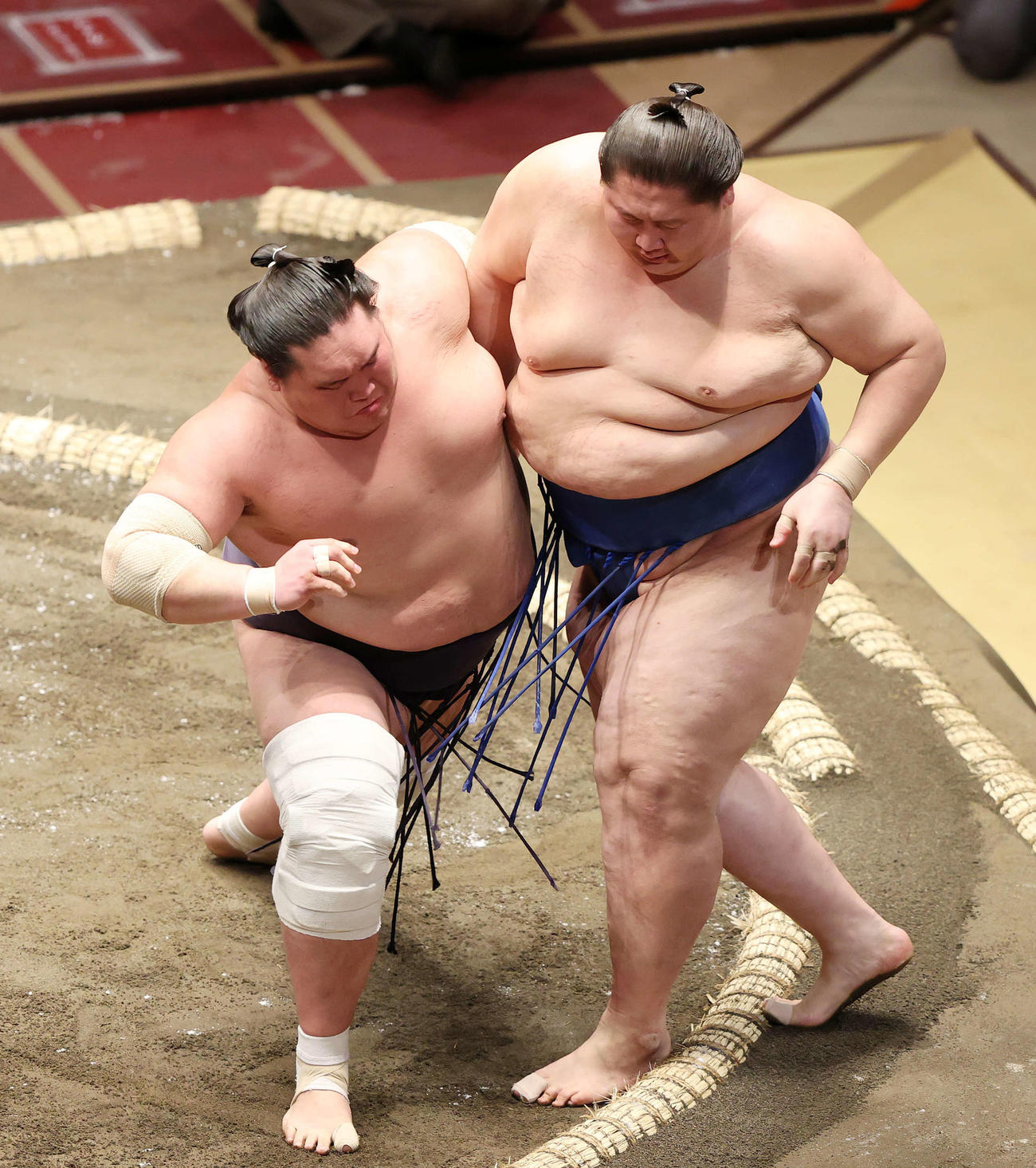 逸ノ城（右）を寄り切りで破る照ノ富士（撮影・鈴木正人）
