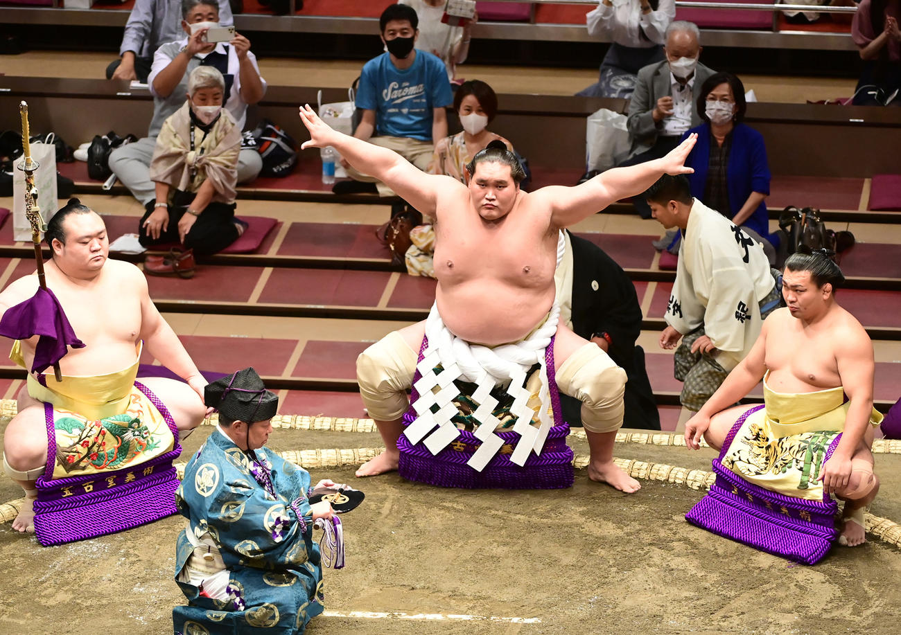 横綱土俵入りに臨む照ノ富士（中央）。行司は式守伊之助、左は太刀持ちの宝富士、右は露払いの照強（撮影・小沢裕）