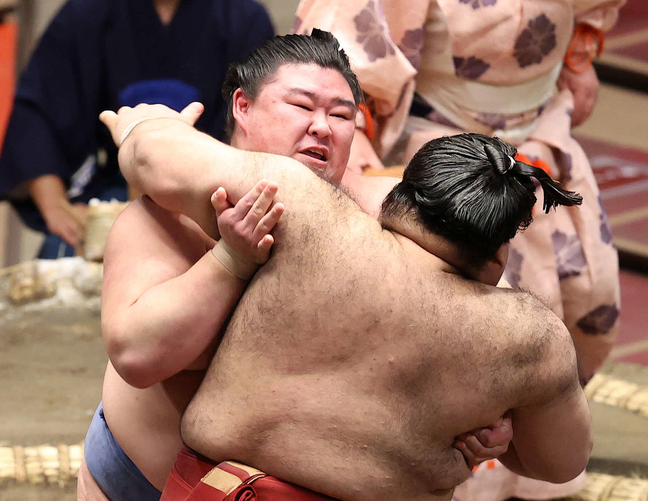 高安（手前）を攻める正代（撮影・鈴木正人）