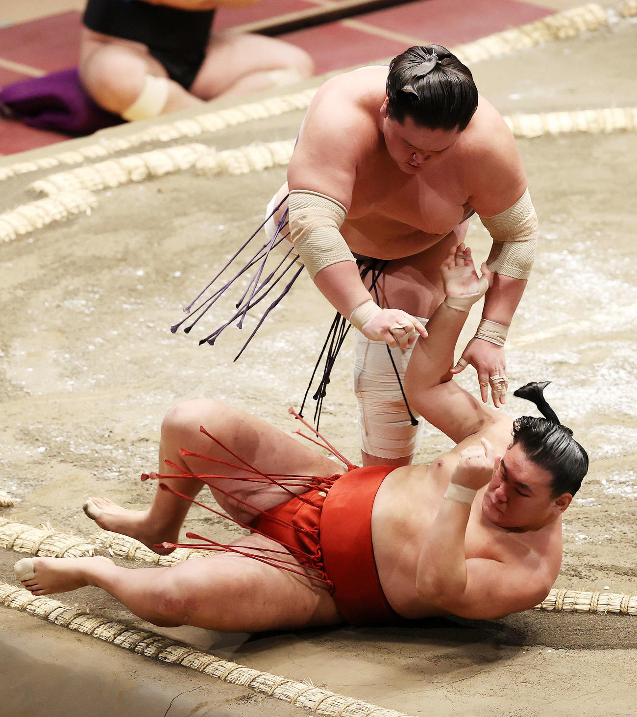 豊昇龍（下）を寄り倒しで破る照ノ富士（撮影・鈴木正人）
