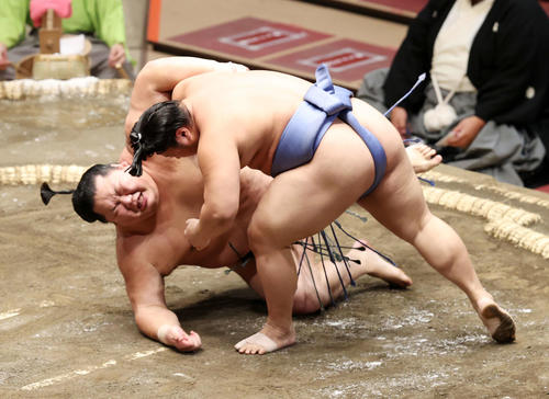 千代大龍（後方）を下手投げで破る翔猿（撮影・鈴木正人）