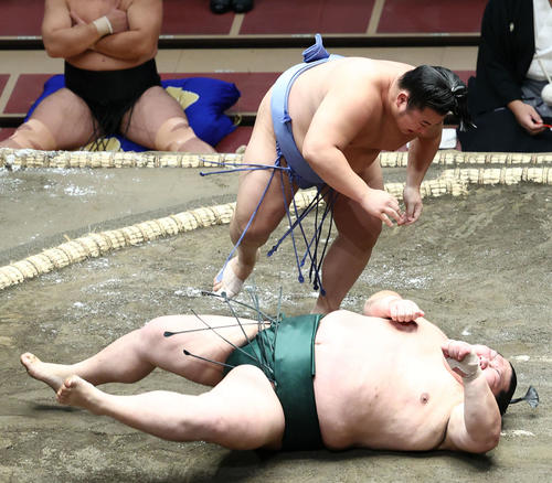 千代大龍（下）を下手投げで破る翔猿（撮影・河田真司）