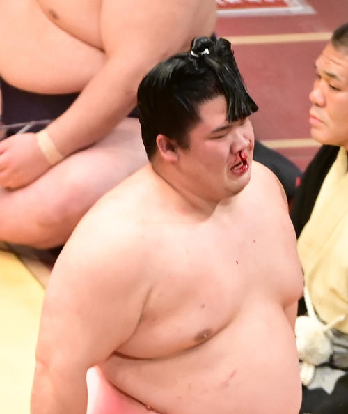 宇良は照強（手前）にはたき込みで敗れる（撮影・小沢裕）