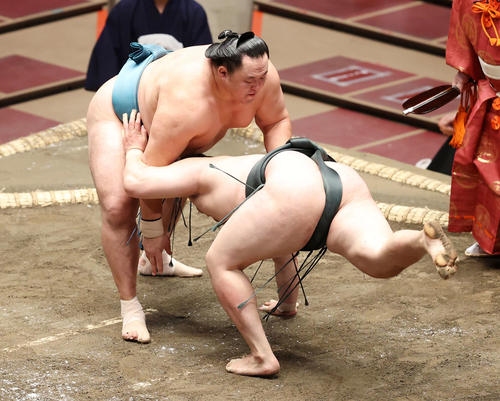千代翔馬（右）をはたき込みで破る玉鷲（撮影・鈴木正人）