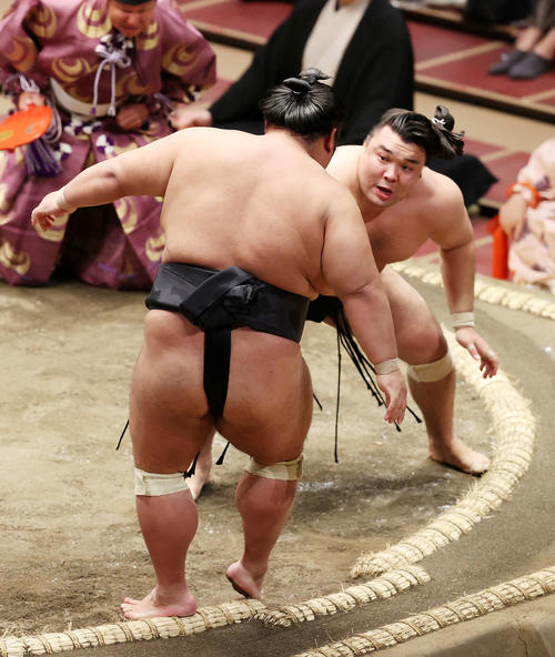 貴景勝（左）を押し出しで破る霧馬山（撮影・鈴木正人）