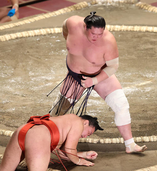 豊昇龍（下）を寄り倒しで破る照ノ富士（撮影・鈴木正人）