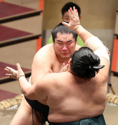 豊山（手前）を攻める輝（撮影・鈴木正人）