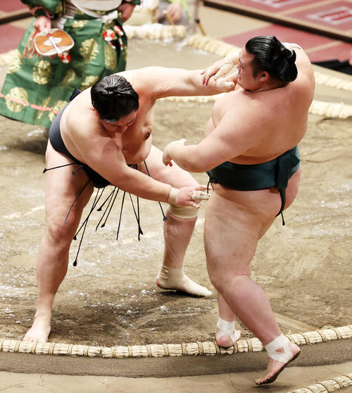 豊山（右）を押し出しで破る輝（撮影・鈴木正人）