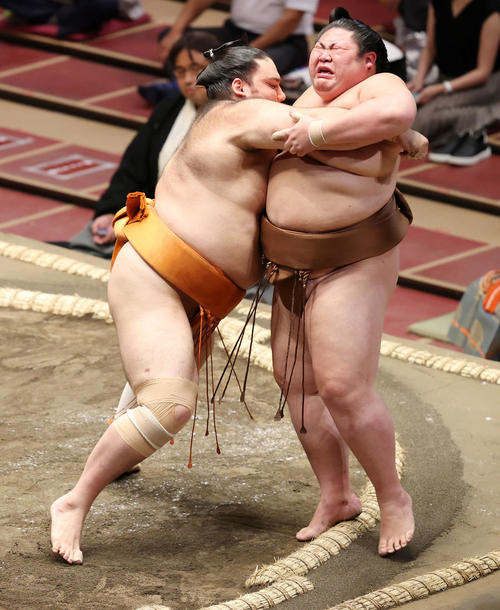 剣翔（右）を寄り切りで破る魁聖（撮影・鈴木正人）