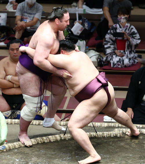 栃ノ心（左）を寄り切りで破る遠藤（撮影・河田真司）