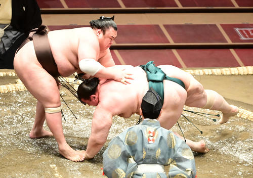 英乃海（左）は碧山を上手出し投げで破る（撮影・小沢裕）