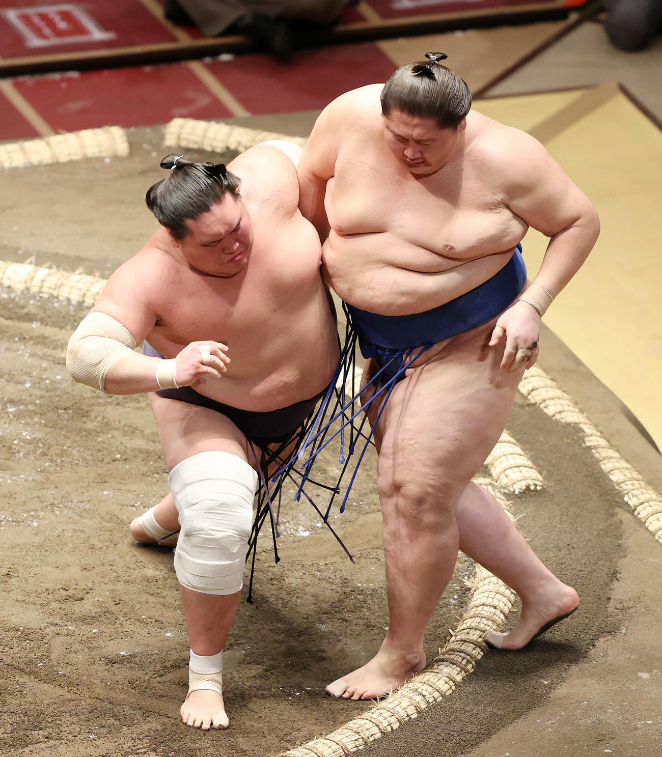 大相撲秋場所初日、逸ノ城（右）を寄り切りで破る照ノ富士（撮影・鈴木正人）