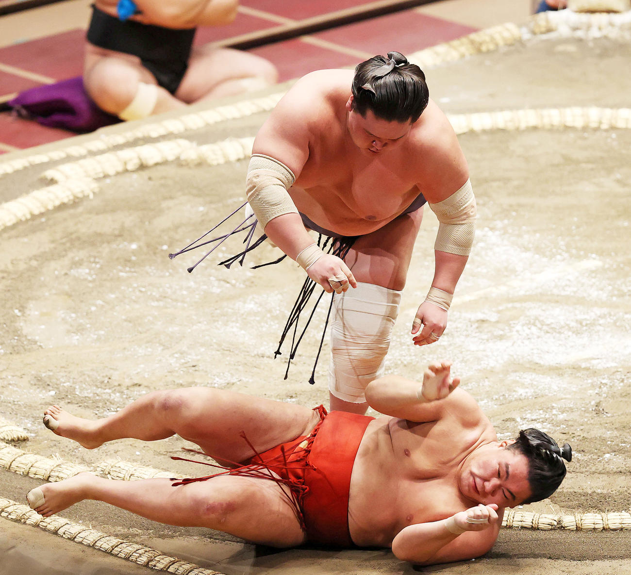 豊昇龍（下）を寄り倒しで破る照ノ富士（撮影・鈴木正人）
