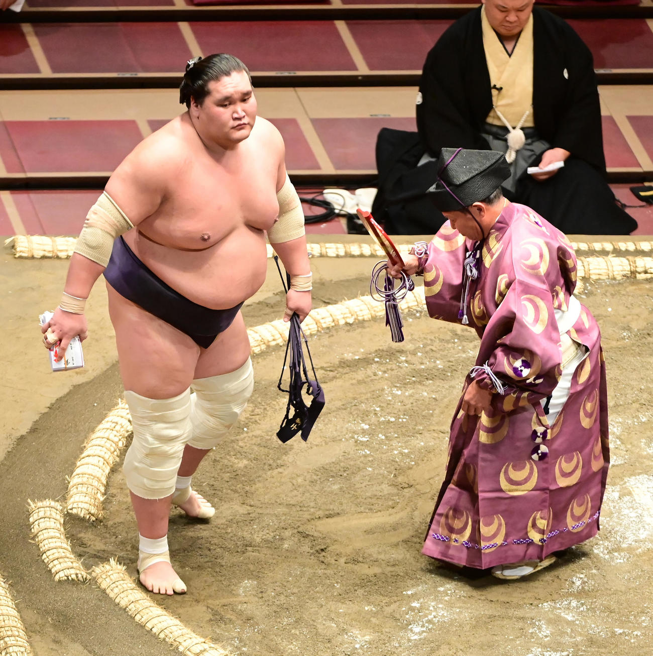 懸賞を手にする照ノ富士（撮影・小沢裕）