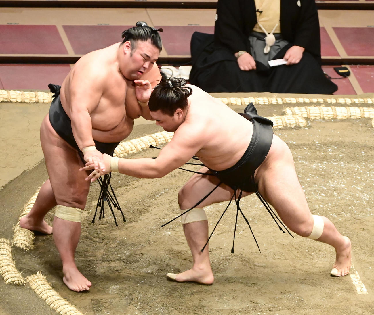 貴景勝（左）は霧馬山に押し出しで敗れる（撮影・小沢裕）