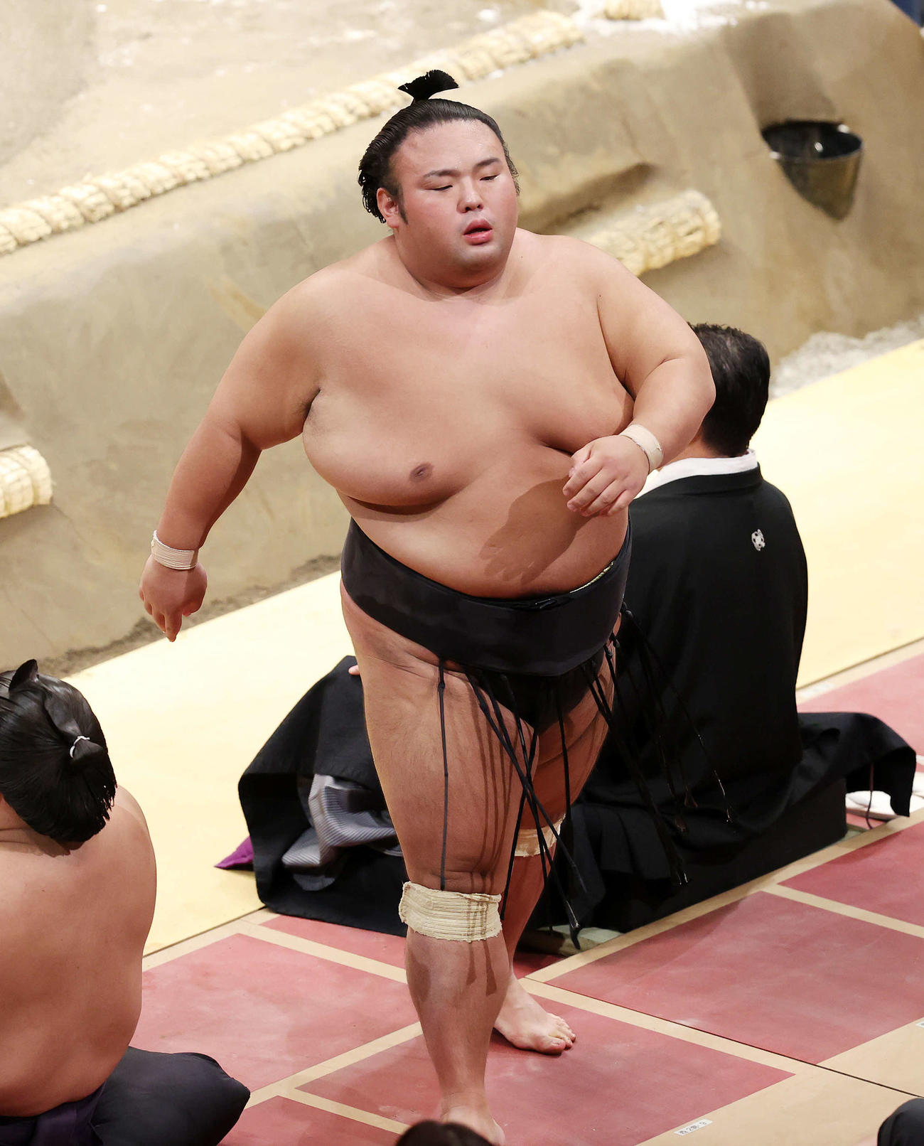 霧馬山に押し出しで敗れた貴景勝（撮影・鈴木正人）
