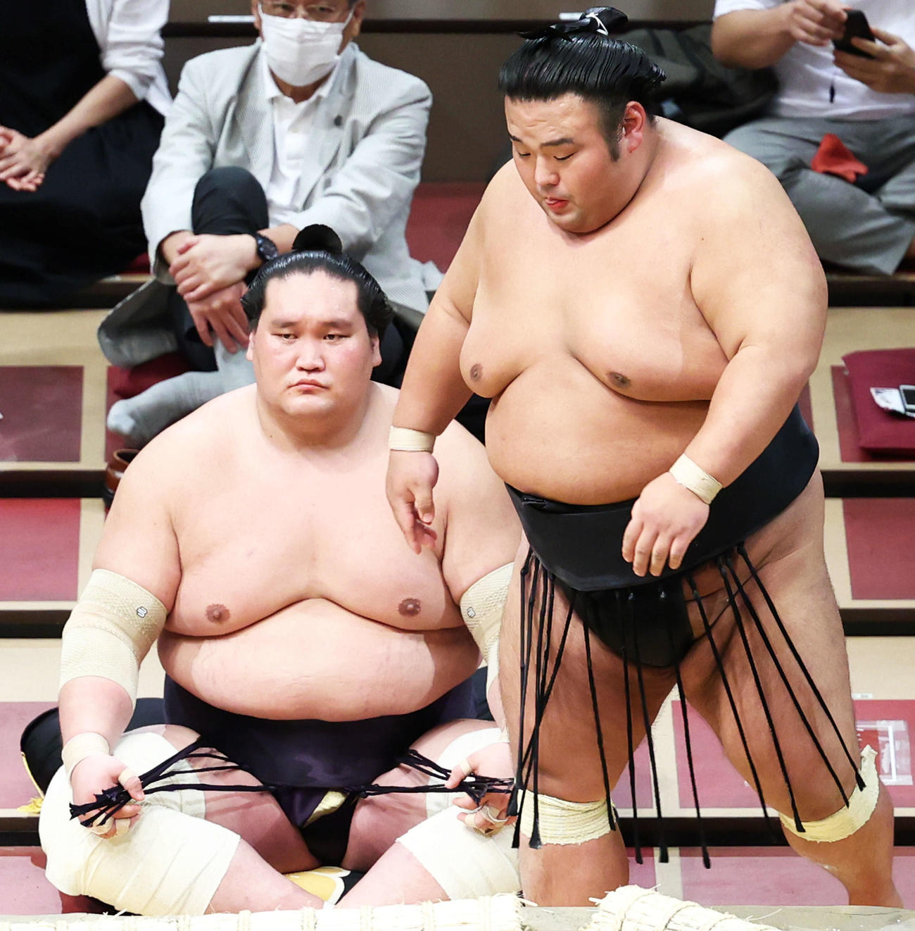 霧馬山に押し出され土俵に戻る貴景勝（右）。左は照ノ富士（撮影・河田真司）