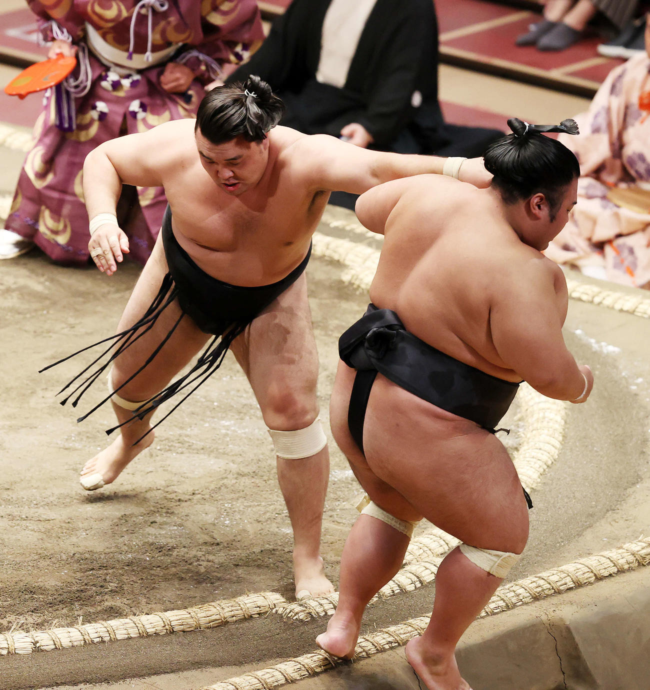 貴景勝（右）を押し出しで破る霧馬山（撮影・鈴木正人）