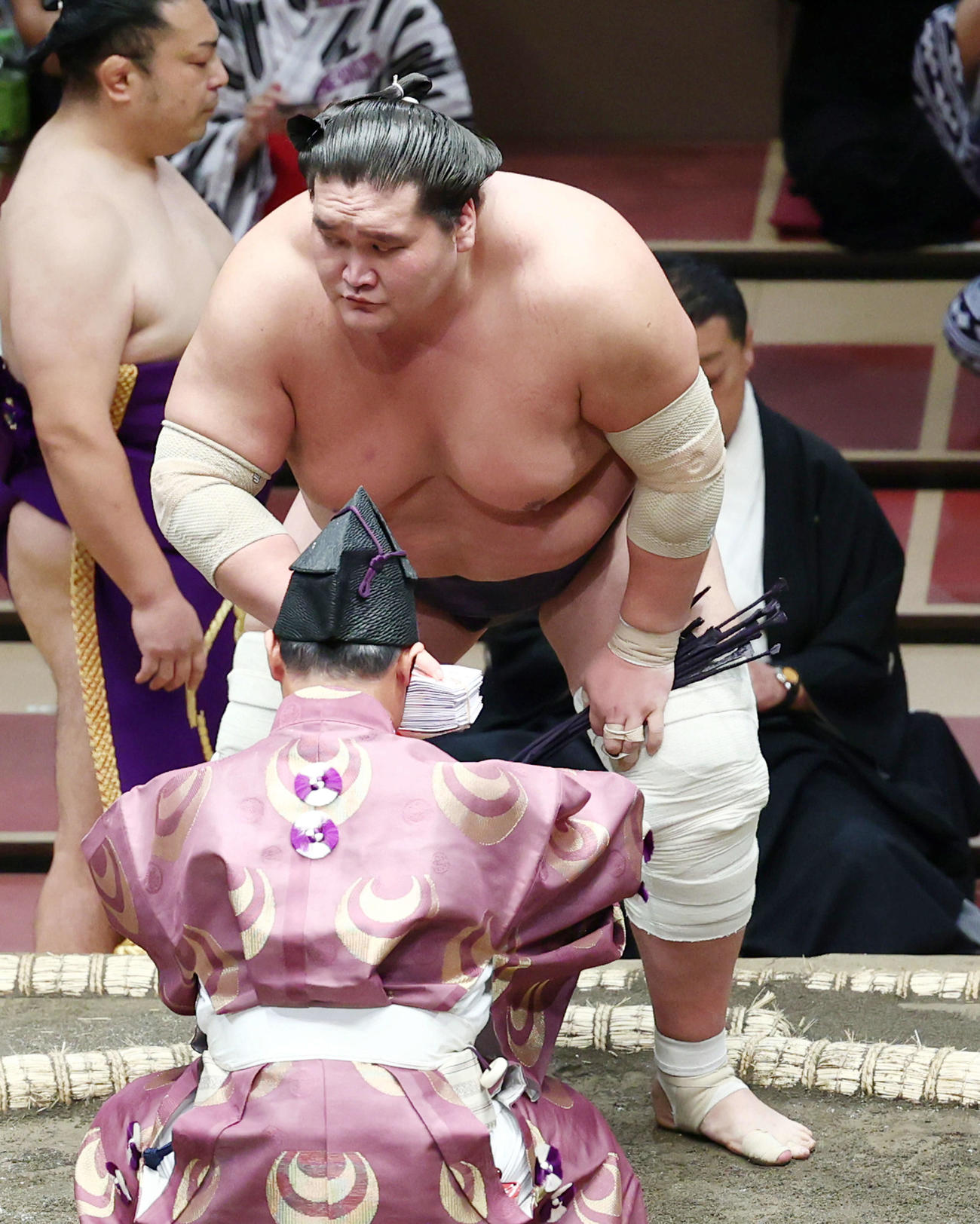 豊昇龍を寄り倒しで下し、懸賞金の束を手に土俵から引き揚げる照ノ富士（撮影・河田真司）