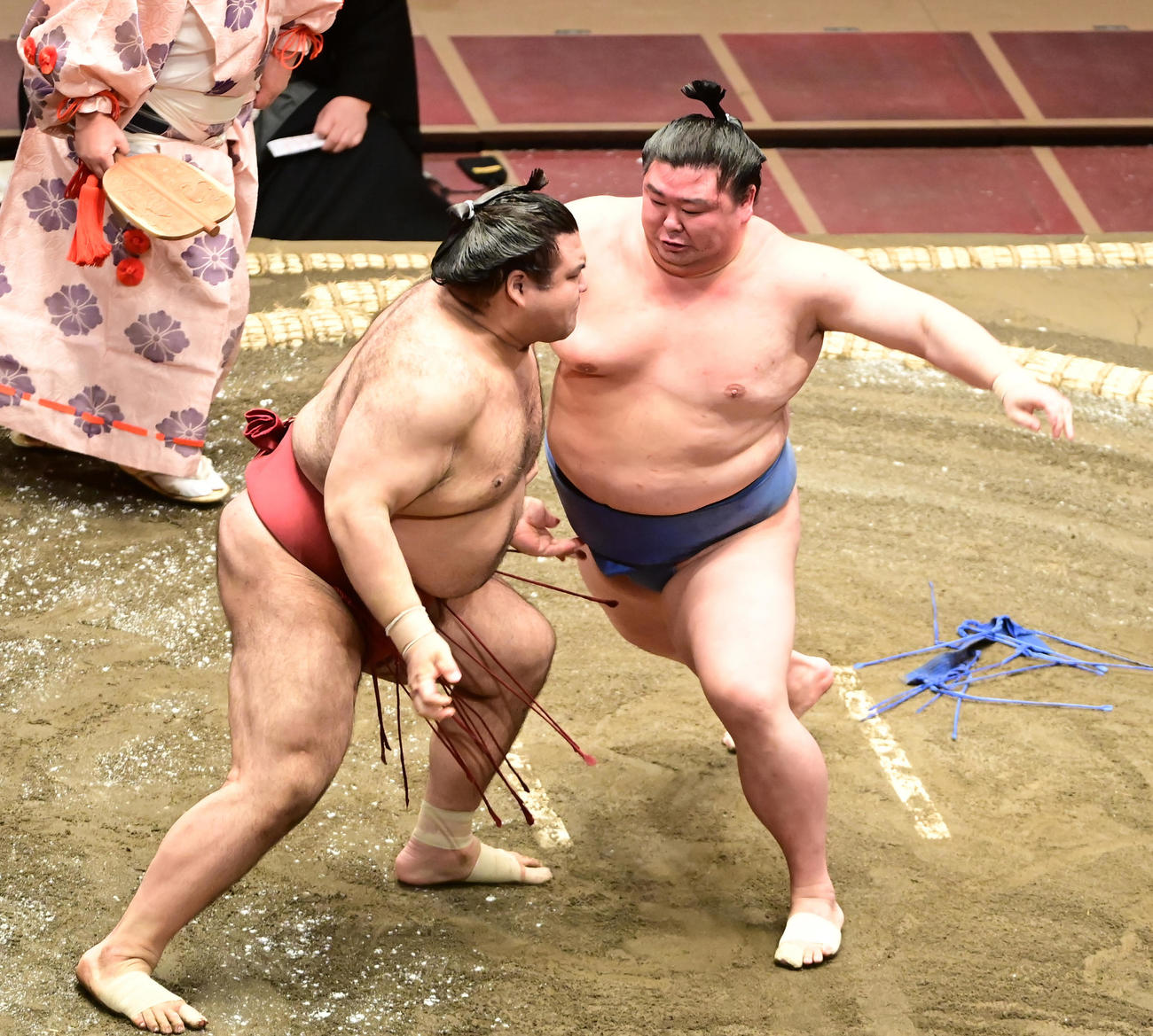 高安（左）を土俵際へ攻め込む正代（撮影・小沢裕）
