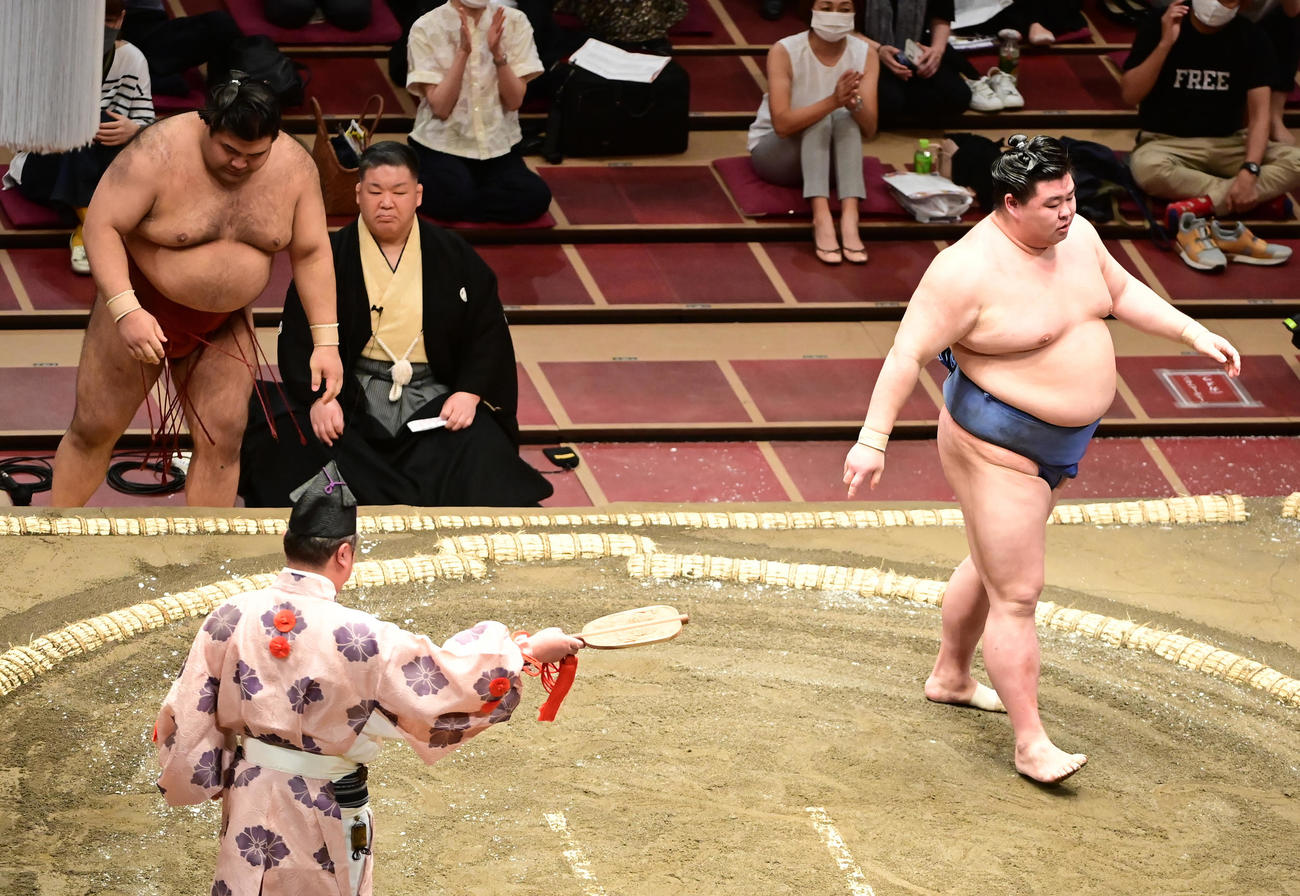 高安（左）を押し出しで破る正代（撮影・小沢裕）