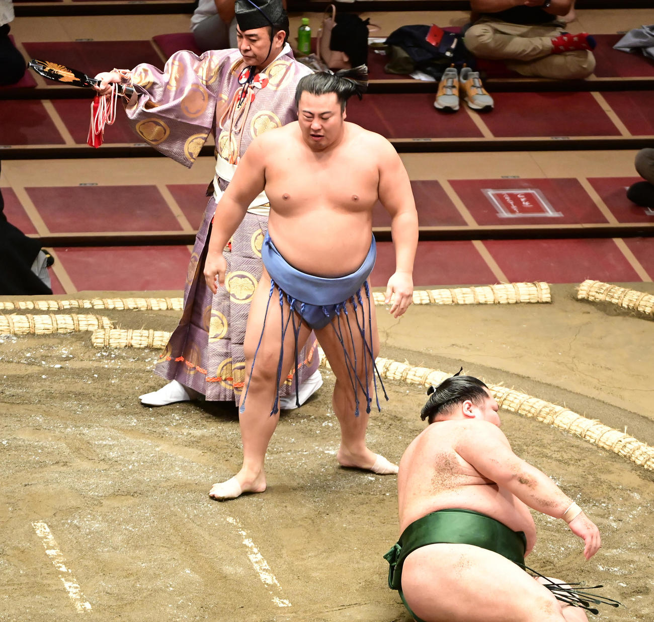 翔猿は千代大龍（右）を下手投げで破る（撮影・小沢裕）