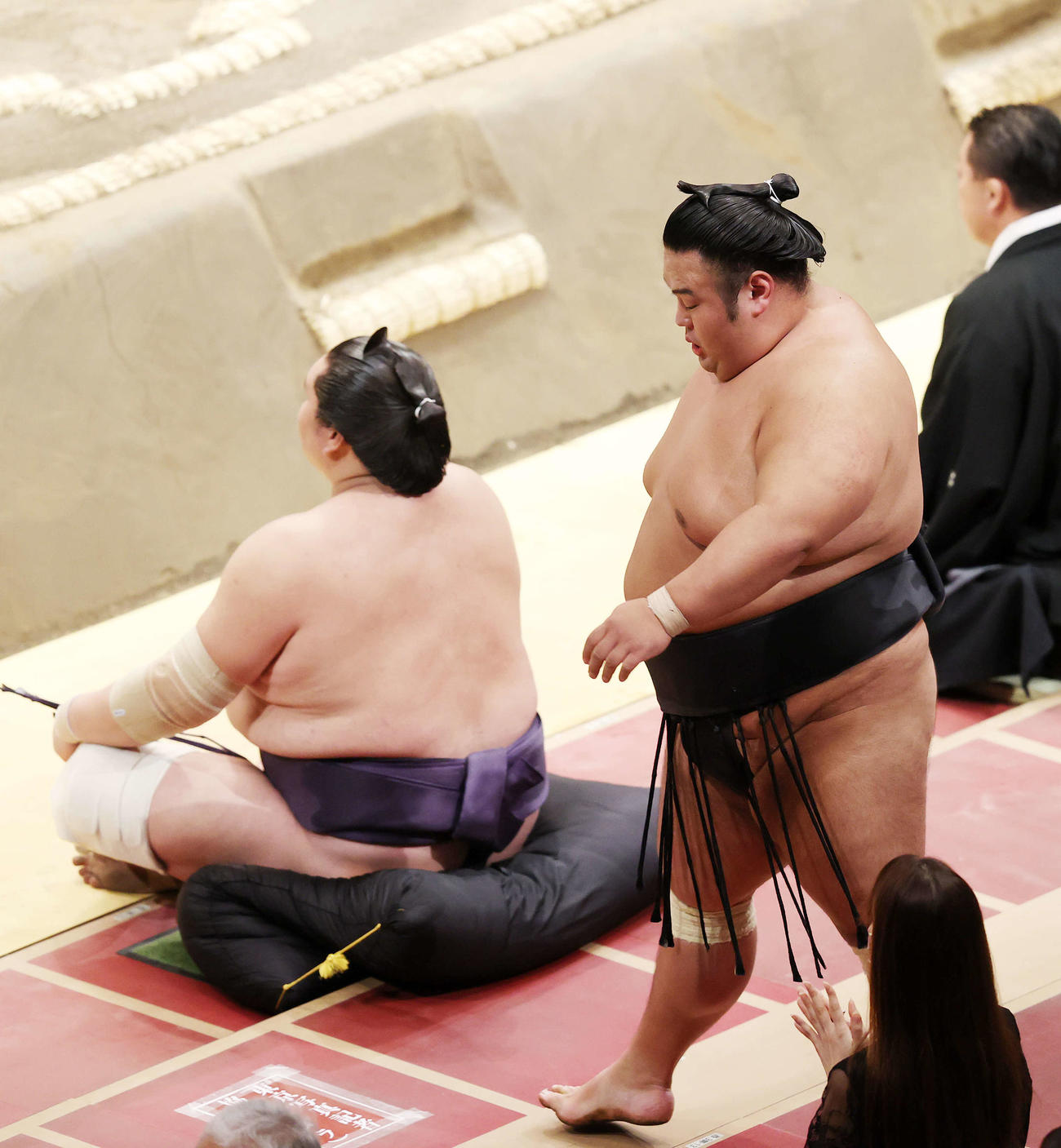 霧馬山に押し出しで敗れた貴景勝（右）。左は照ノ富士（撮影・鈴木正人）