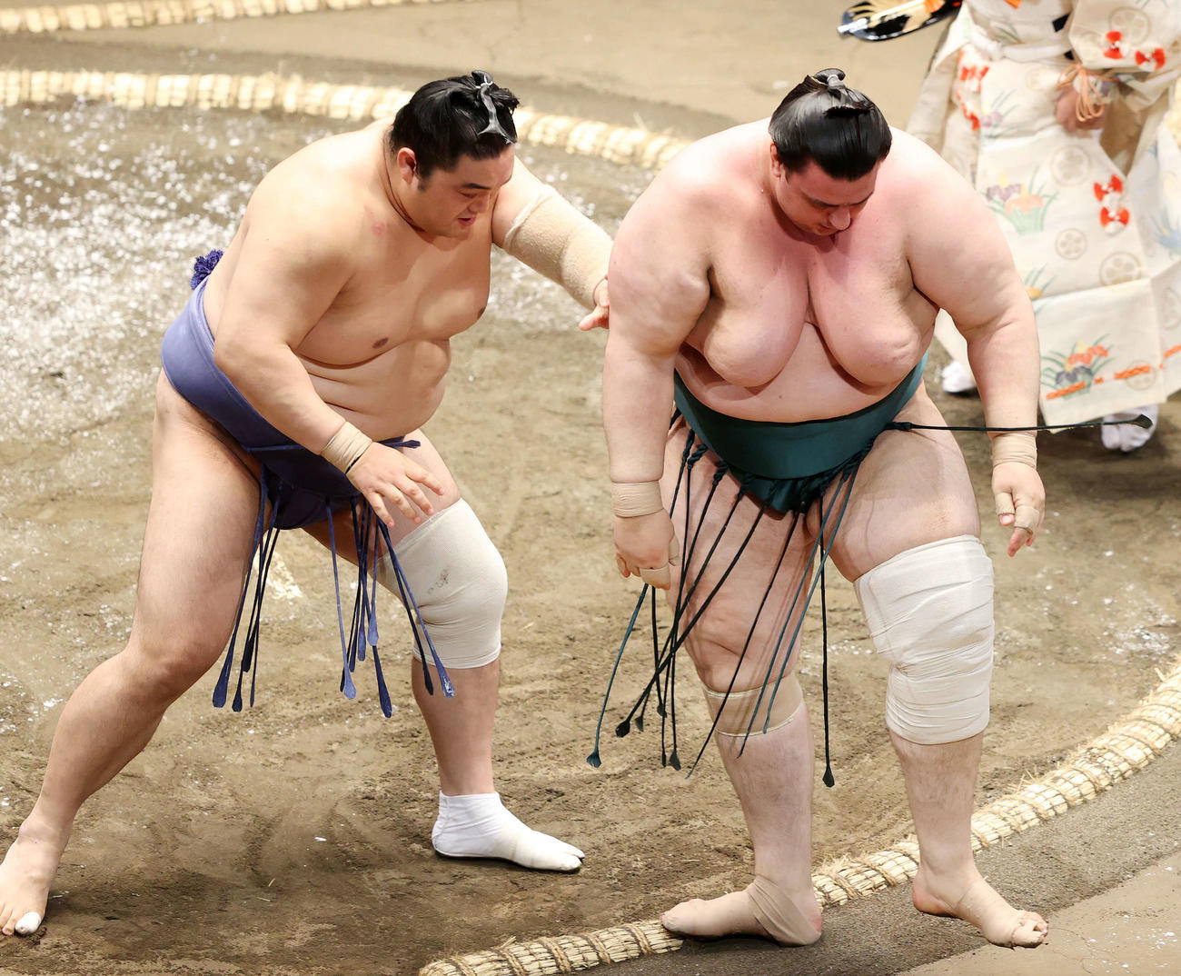 碧山（右）を押し出しで破る隠岐の海（撮影・鈴木正人）
