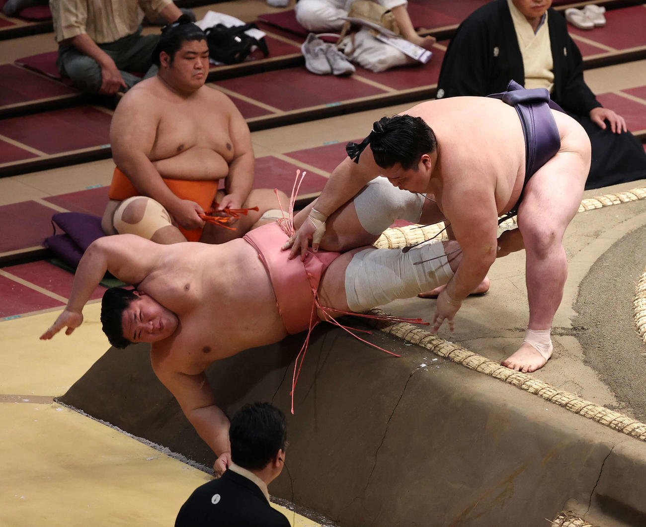 宇良（左）を押し倒す阿武咲（撮影・河野匠）