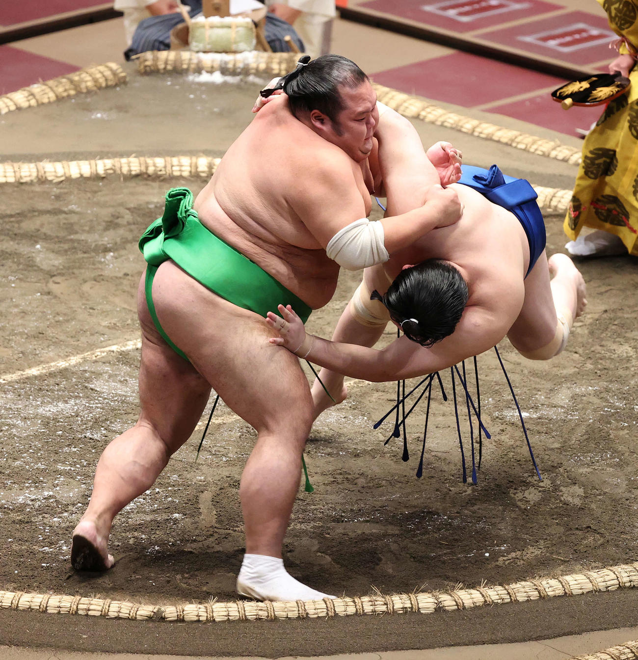 一山本（右）をすくい投げで破る千代丸（撮影・河野匠）