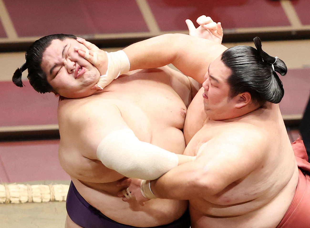 大奄美（左）を攻める徳勝龍（撮影・鈴木正人）