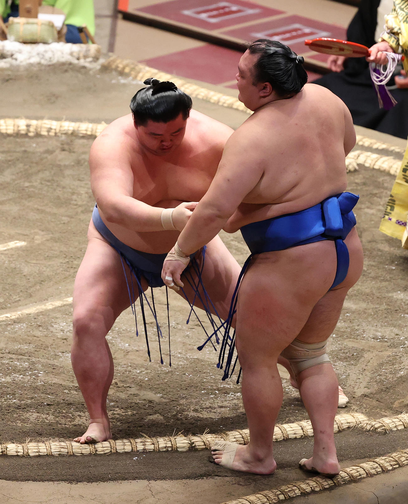 北勝富士（手前）を寄り切る正代（撮影・河野匠）