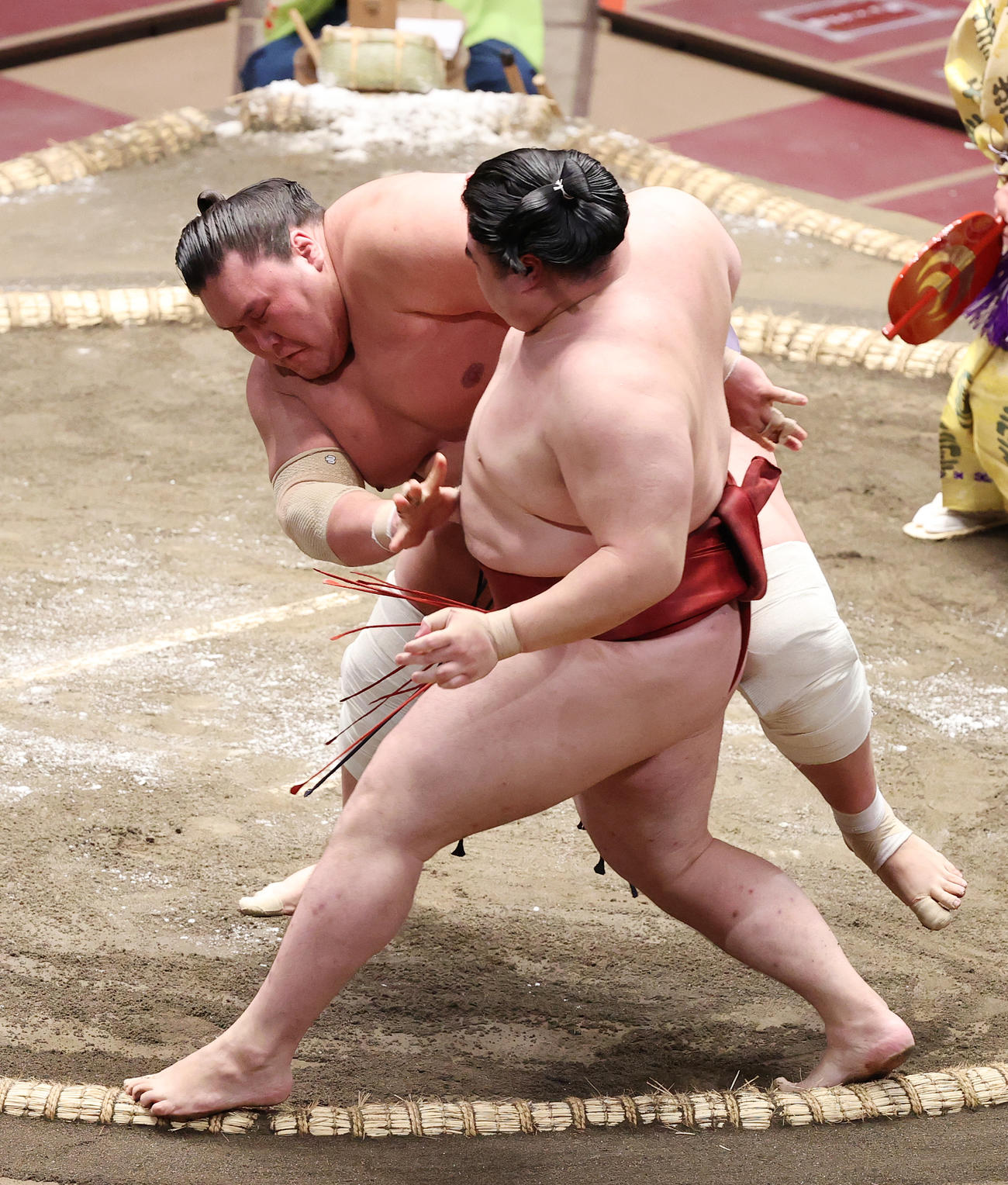 隆の勝（手前）を寄り切る照ノ富士（撮影・河野匠）