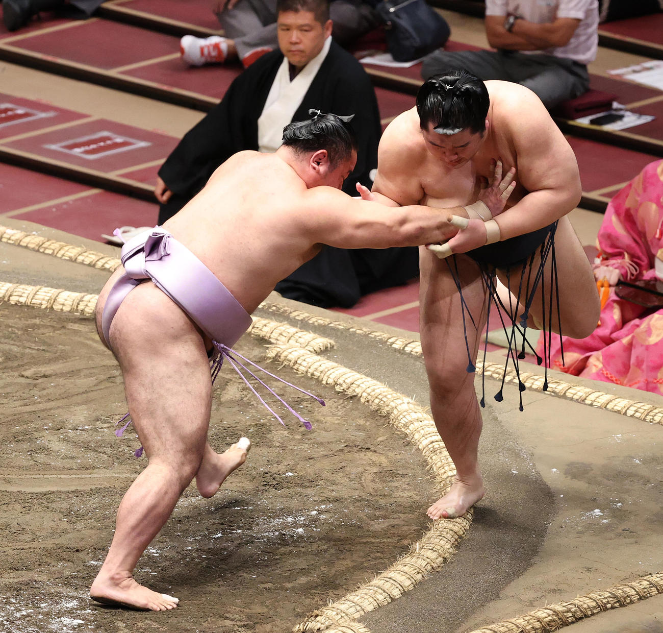 輝（右）を押し出す琴恵光（撮影・河野匠）