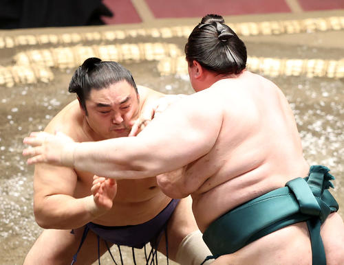 碧山（右）を攻める隠岐の海（撮影・鈴木正人）